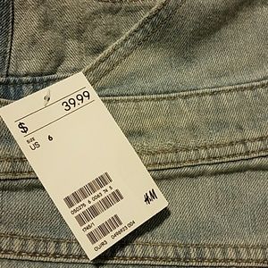 H&M Jeans - Denim overall shorts with distressed wholes H&M Jeans - Denim overall shorts with distressed wholes